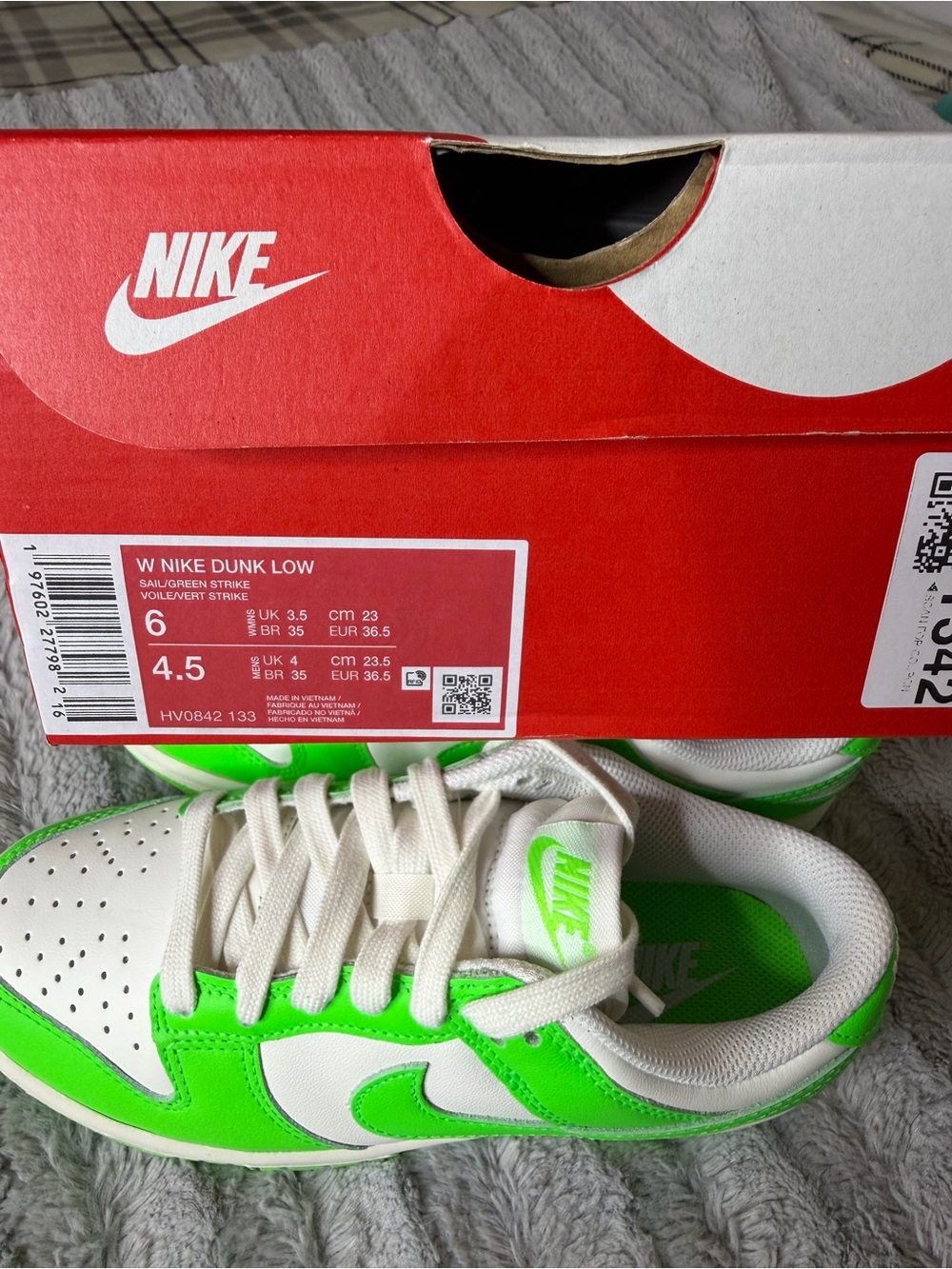 Nike Dunk Low "Green Strike" sneakers Women’s 6 - Picture 8 of 10